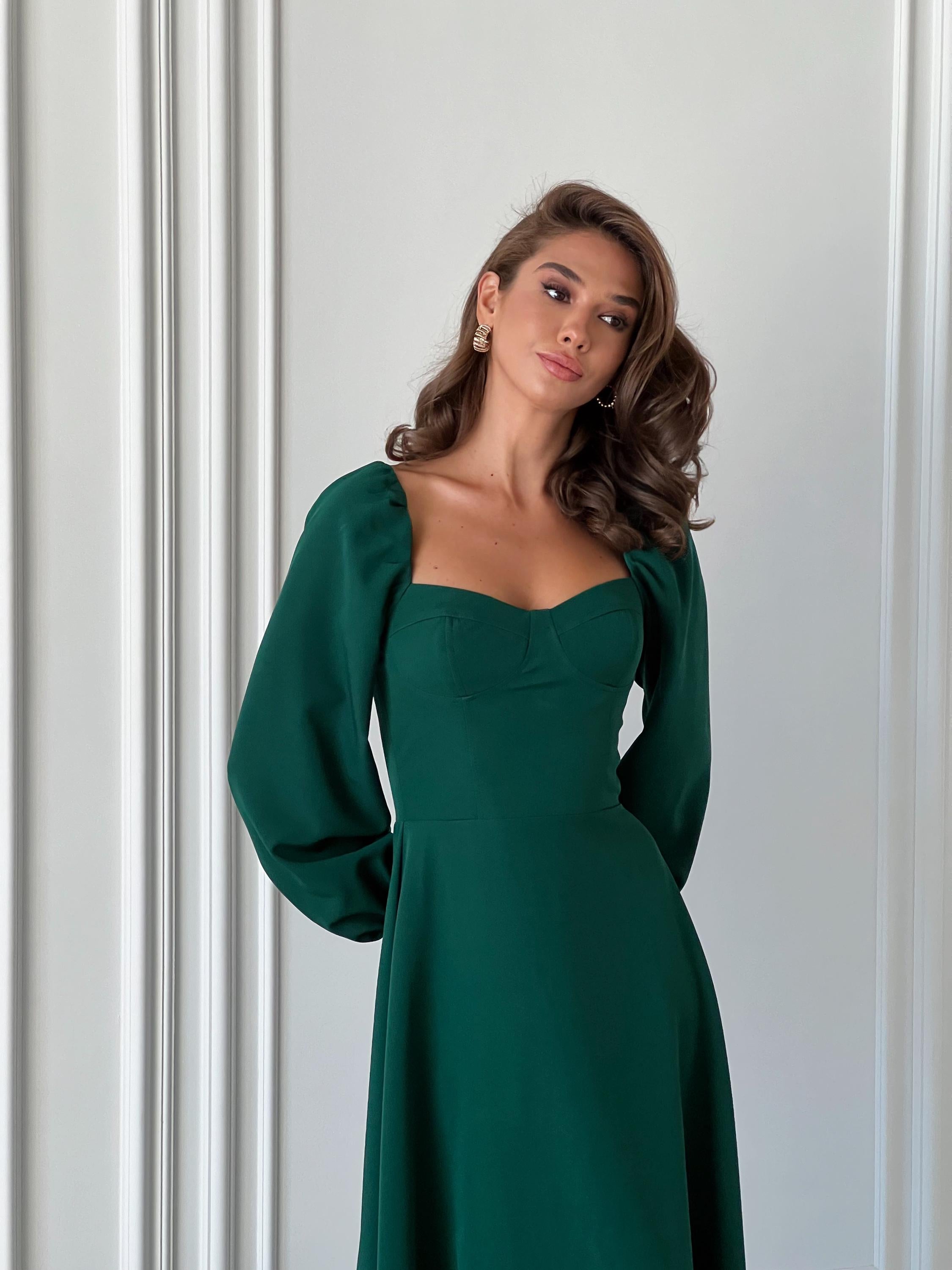 Emerald Green Midi Dress with Voluminous Sleeves and Sweetheart Neckline